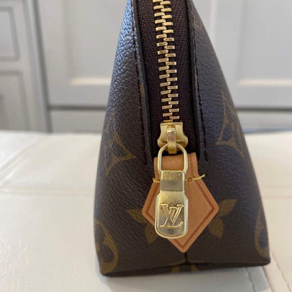 Louis Vuitton Cosmetic Pouch - Picture 8 of 12